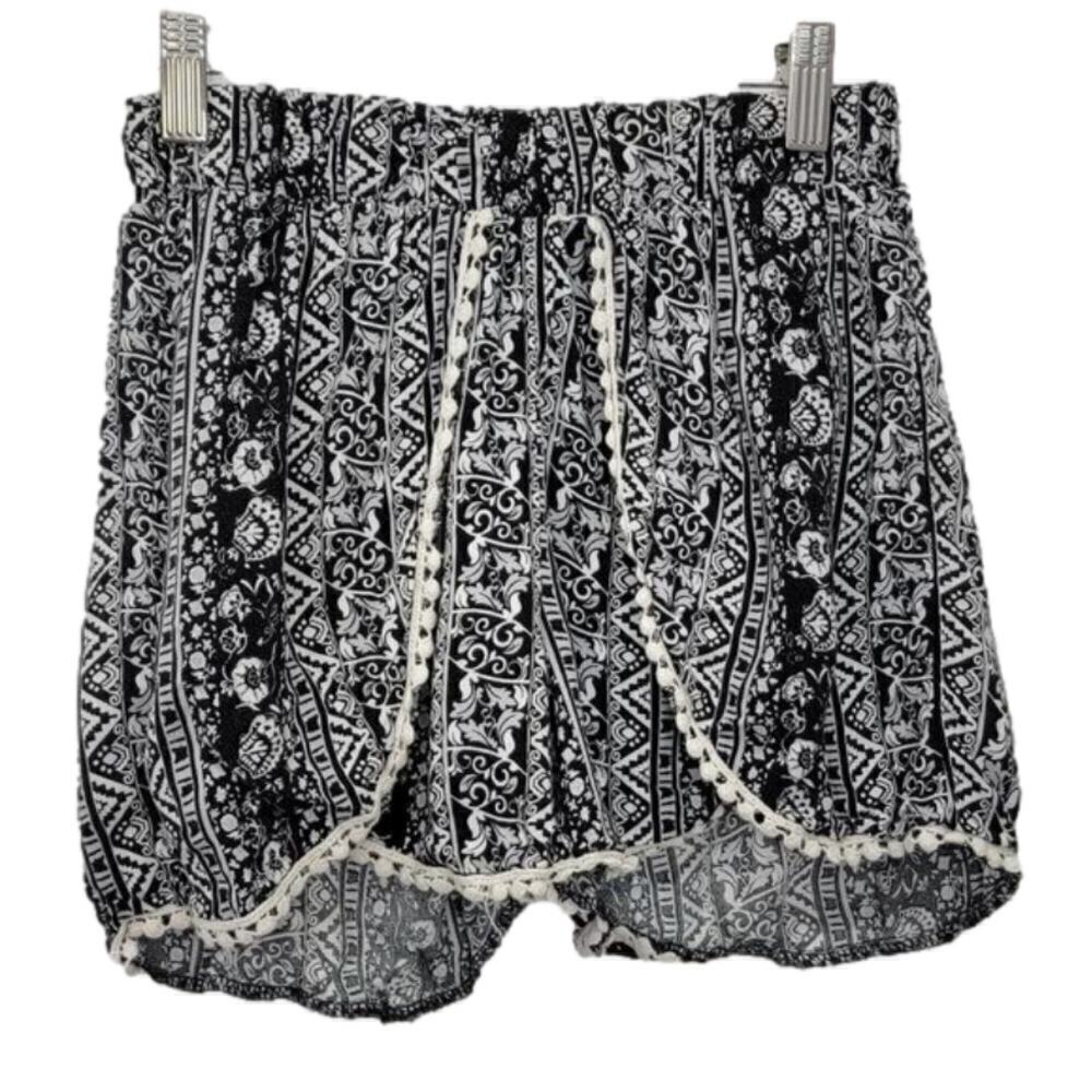 Rue 21 black and white elastic waist shorts